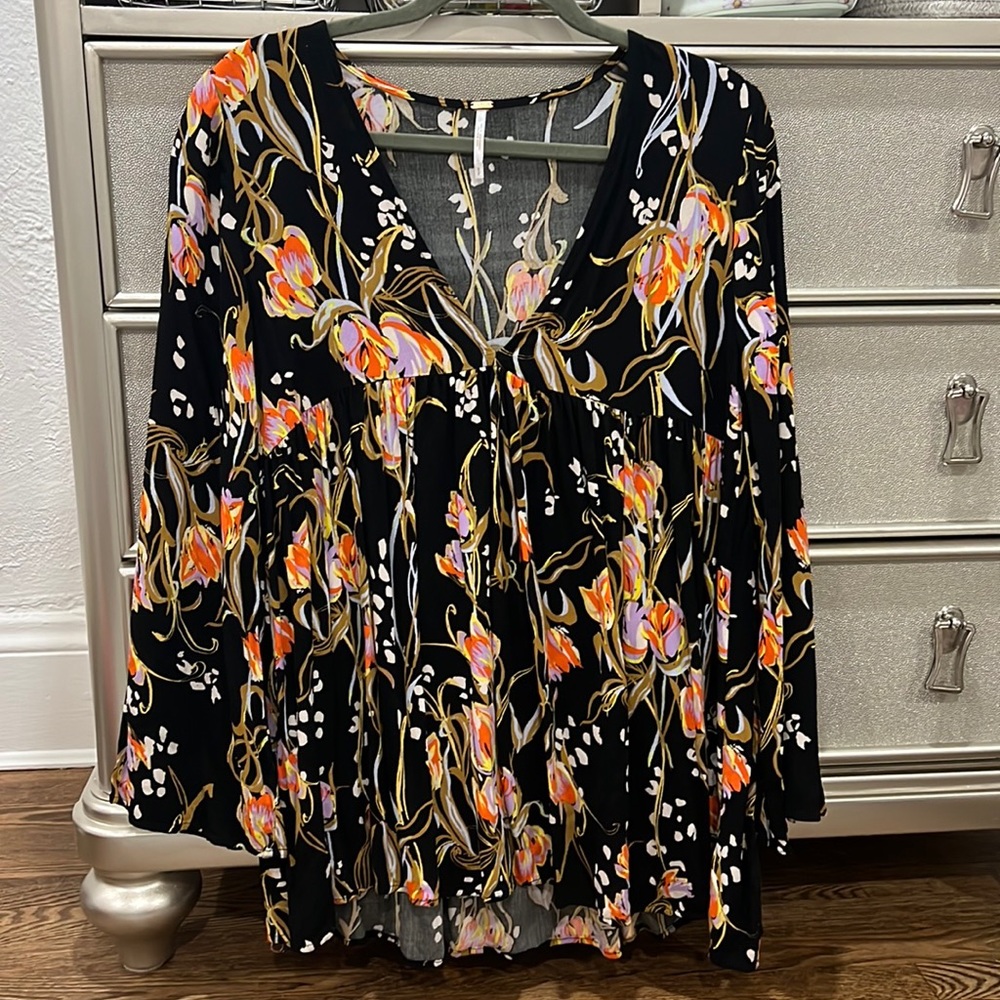 Free People floral blouse, V-neck, women’s size Small